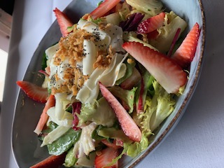 Ensalada de fresas y virutas de brie