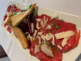 Carpaccio de ternera con vinagreta de violetas