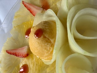 Cintas de melón y piña con sirope de maracuyá