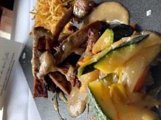 Secreto ibérico crujiente con salsa